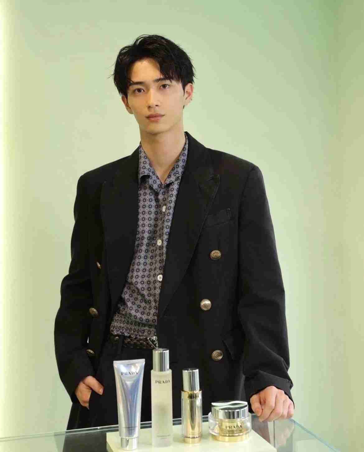 沢村一樹の次男・野村康太 フレアデニムショット披露に「足長すぎ」「顔も小さい」「スタイル完璧」の声