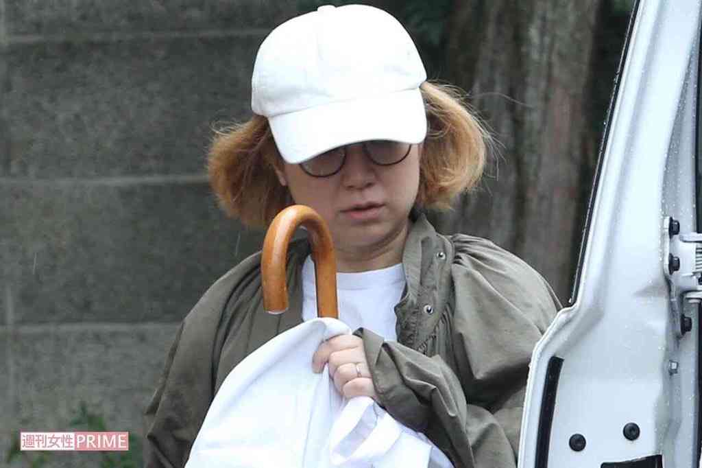 YUKI、大胆なスリット入った近影に驚きの声　「52歳なの意味わからんな」「ここまで変わらないって本当凄い」