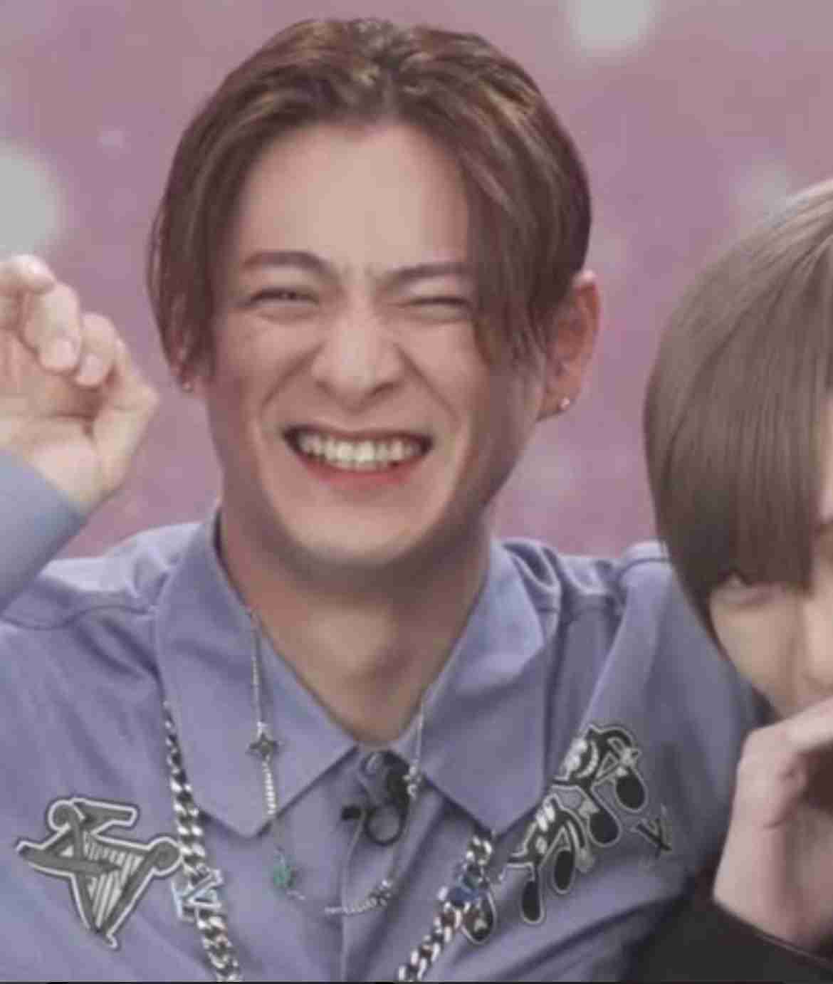 どうなってんの!? 平野紫耀、ジャケットを脱いだムキムキ姿に「す、すげえ」「その筋肉ヤバイ」