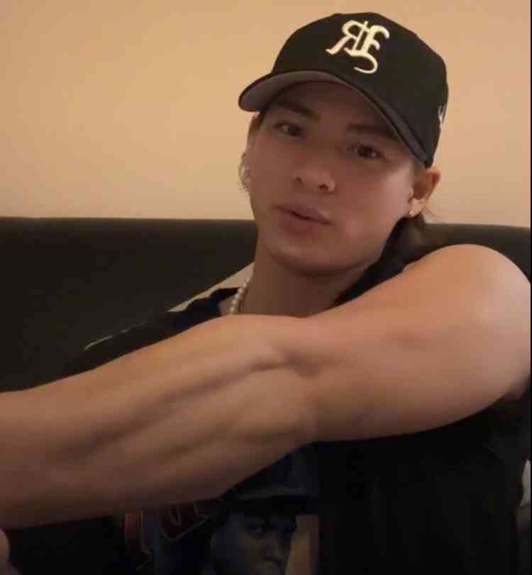 どうなってんの!? 平野紫耀、ジャケットを脱いだムキムキ姿に「す、すげえ」「その筋肉ヤバイ」