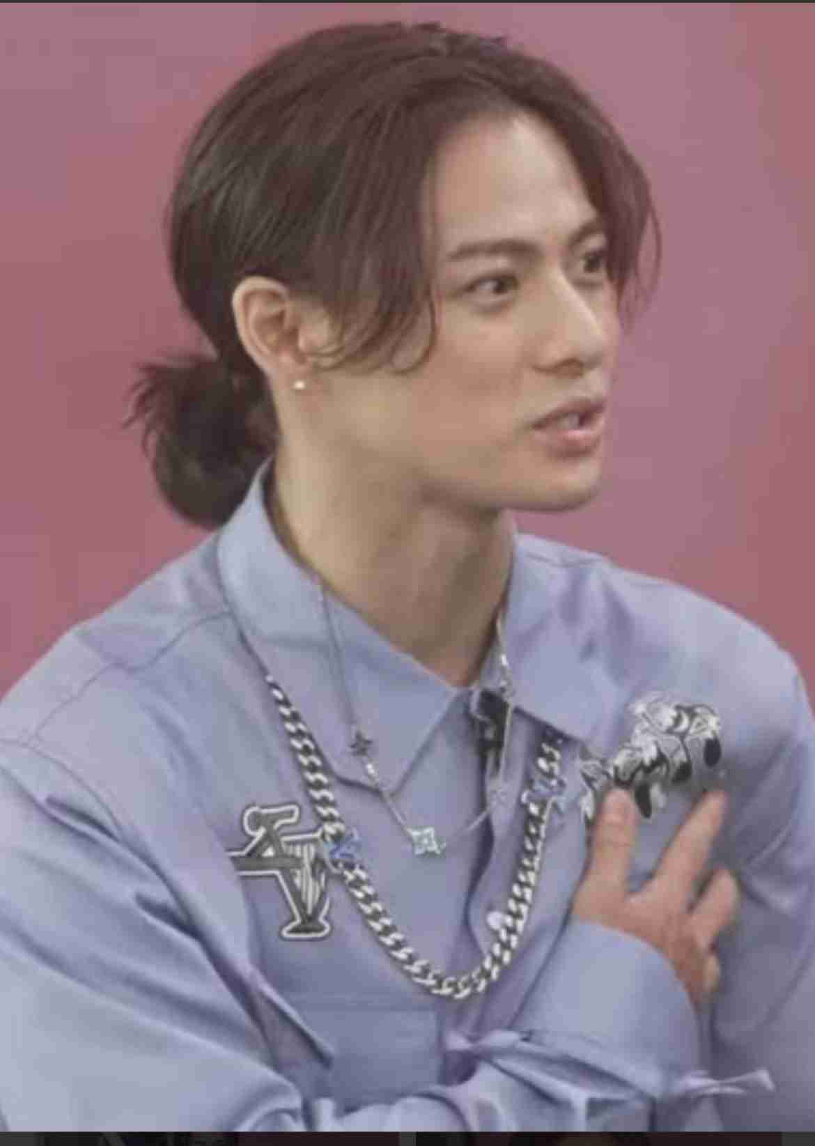 どうなってんの!? 平野紫耀、ジャケットを脱いだムキムキ姿に「す、すげえ」「その筋肉ヤバイ」