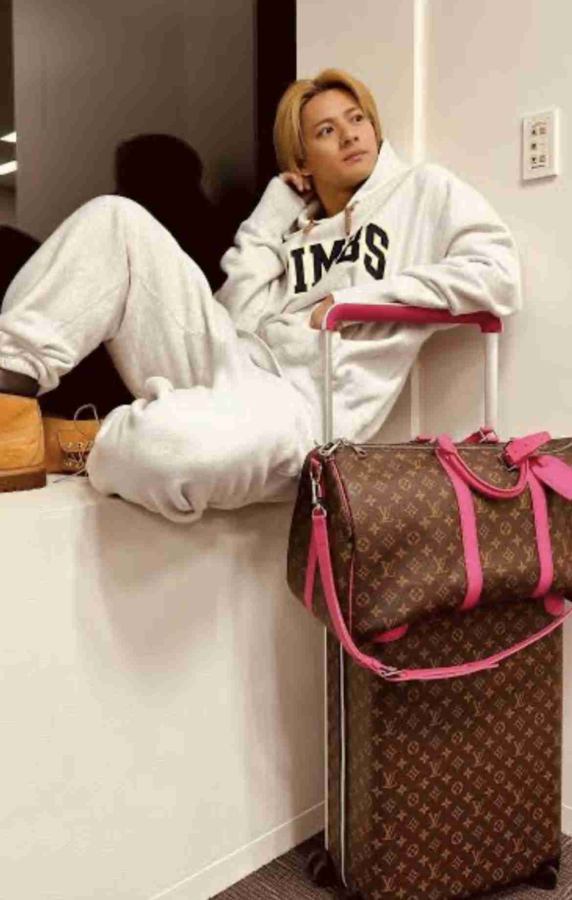 どうなってんの!? 平野紫耀、ジャケットを脱いだムキムキ姿に「す、すげえ」「その筋肉ヤバイ」