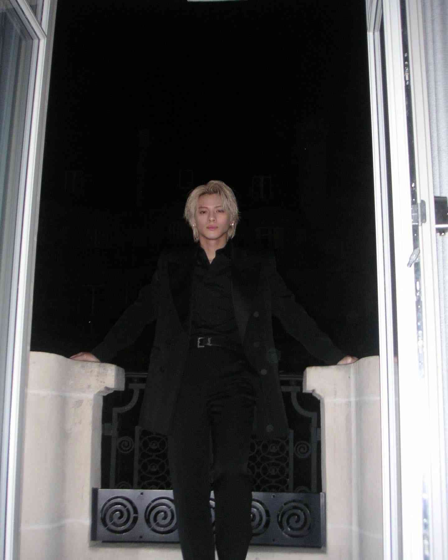 どうなってんの!? 平野紫耀、ジャケットを脱いだムキムキ姿に「す、すげえ」「その筋肉ヤバイ」