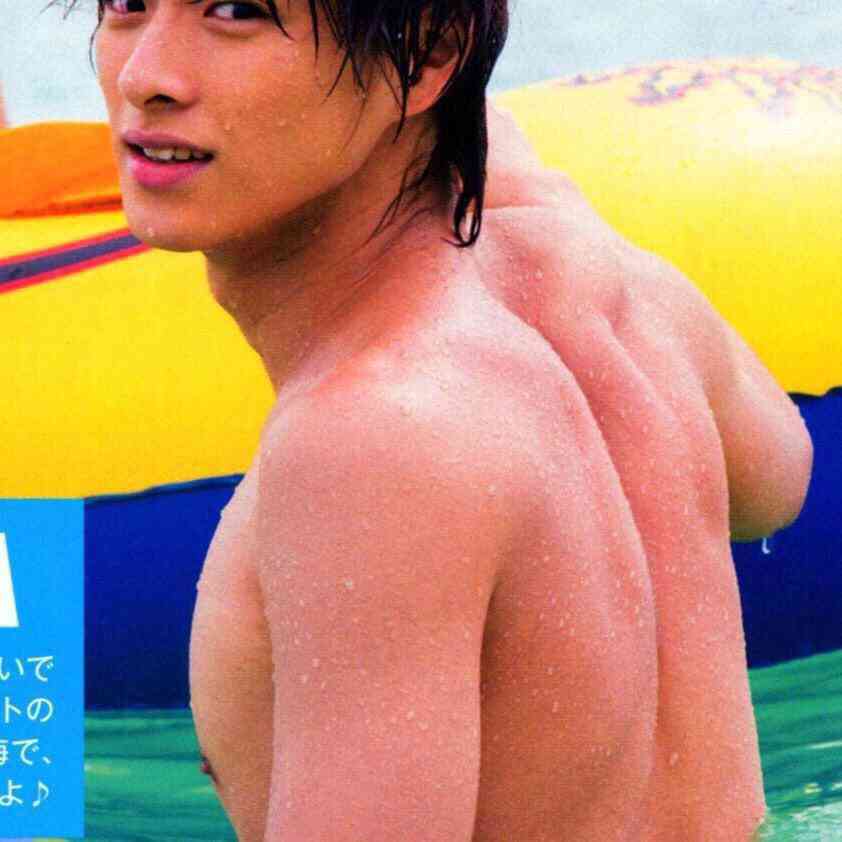 どうなってんの!? 平野紫耀、ジャケットを脱いだムキムキ姿に「す、すげえ」「その筋肉ヤバイ」