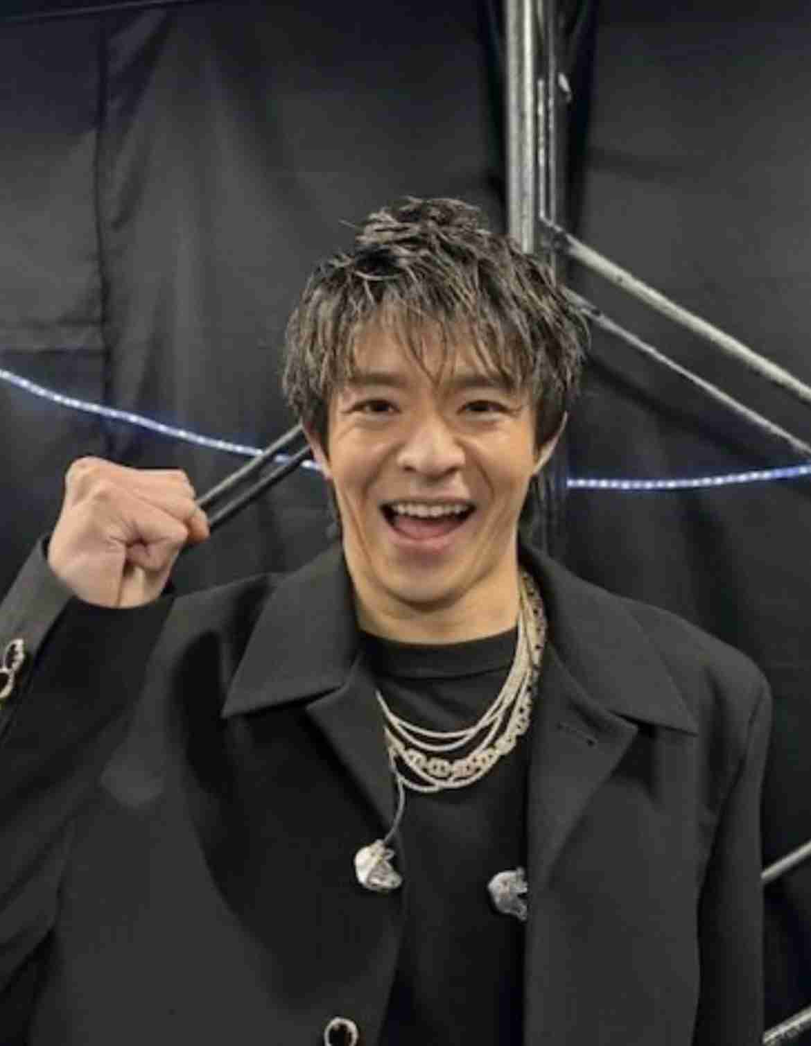 どうなってんの!? 平野紫耀、ジャケットを脱いだムキムキ姿に「す、すげえ」「その筋肉ヤバイ」