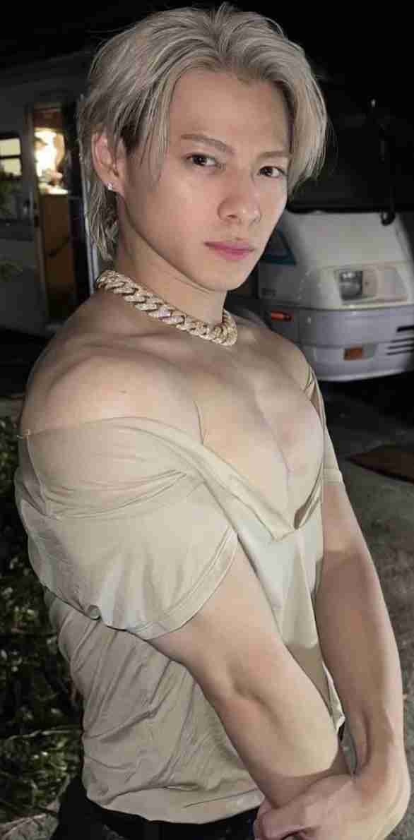 どうなってんの!? 平野紫耀、ジャケットを脱いだムキムキ姿に「す、すげえ」「その筋肉ヤバイ」