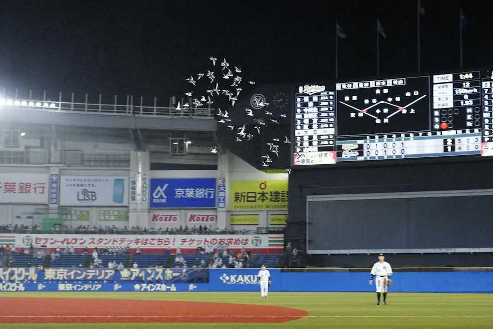 ドジャース戦で蜂駆除員が急遽始球式に登板! 試合中止を救う作業、異例の大歓声「俺たちのヒーローだ!」