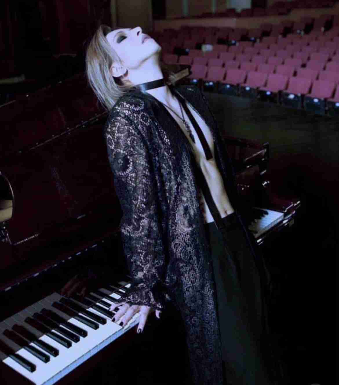 YOSHIKI、緊急入院から復帰後初の公の場 自ら病状を説明「自力で眠ることができなくなった」