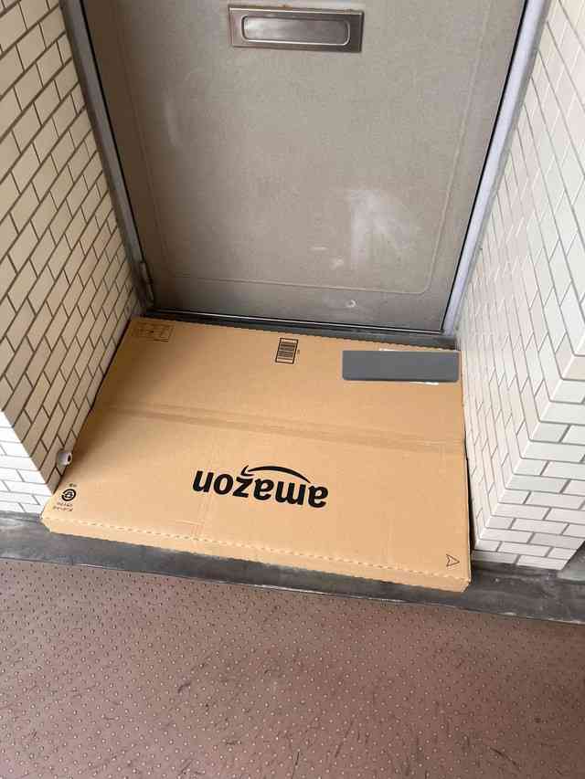 出かけようとしたら玄関の前にAmazonが32リットル分のペットボトルを置き配したため家から出られなくなった方の奮闘記