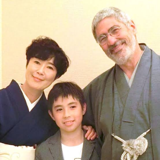 寺島しのぶ、フランス人の夫&長男・眞秀と3ショット “顔出し”家族写真公開