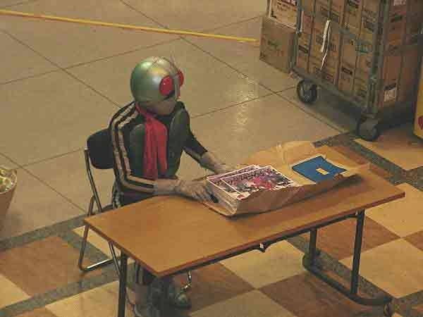 サイン会ぼっち事件の悲劇再び……　お笑い芸人がパチンコ店でサイン会→衝撃の光景が広がってしまう