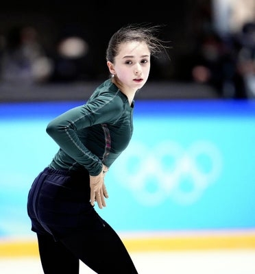 「めっちゃ大人っぽくなってる!」五輪大騒動の露フィギュア美女が衝撃変貌 金髪ショートカットで大胆黒ドレス着こなす姿に「なんて美人に」