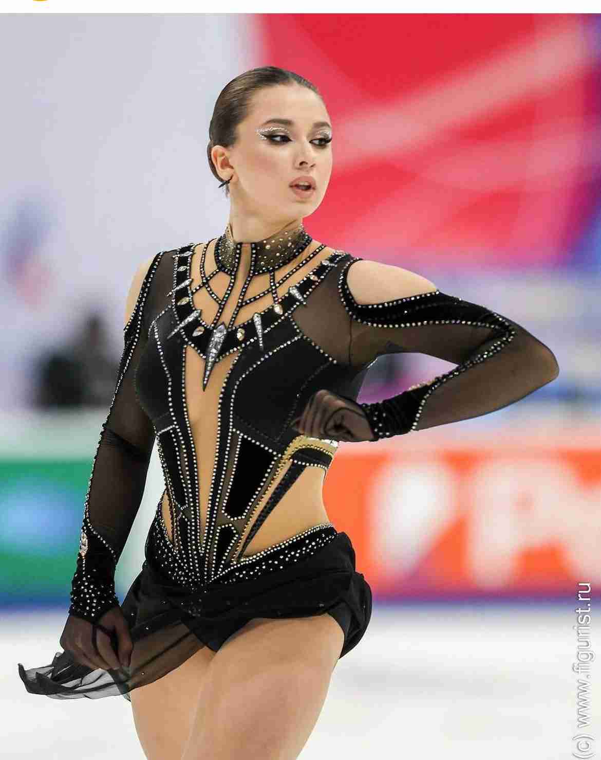 「めっちゃ大人っぽくなってる!」五輪大騒動の露フィギュア美女が衝撃変貌 金髪ショートカットで大胆黒ドレス着こなす姿に「なんて美人に」