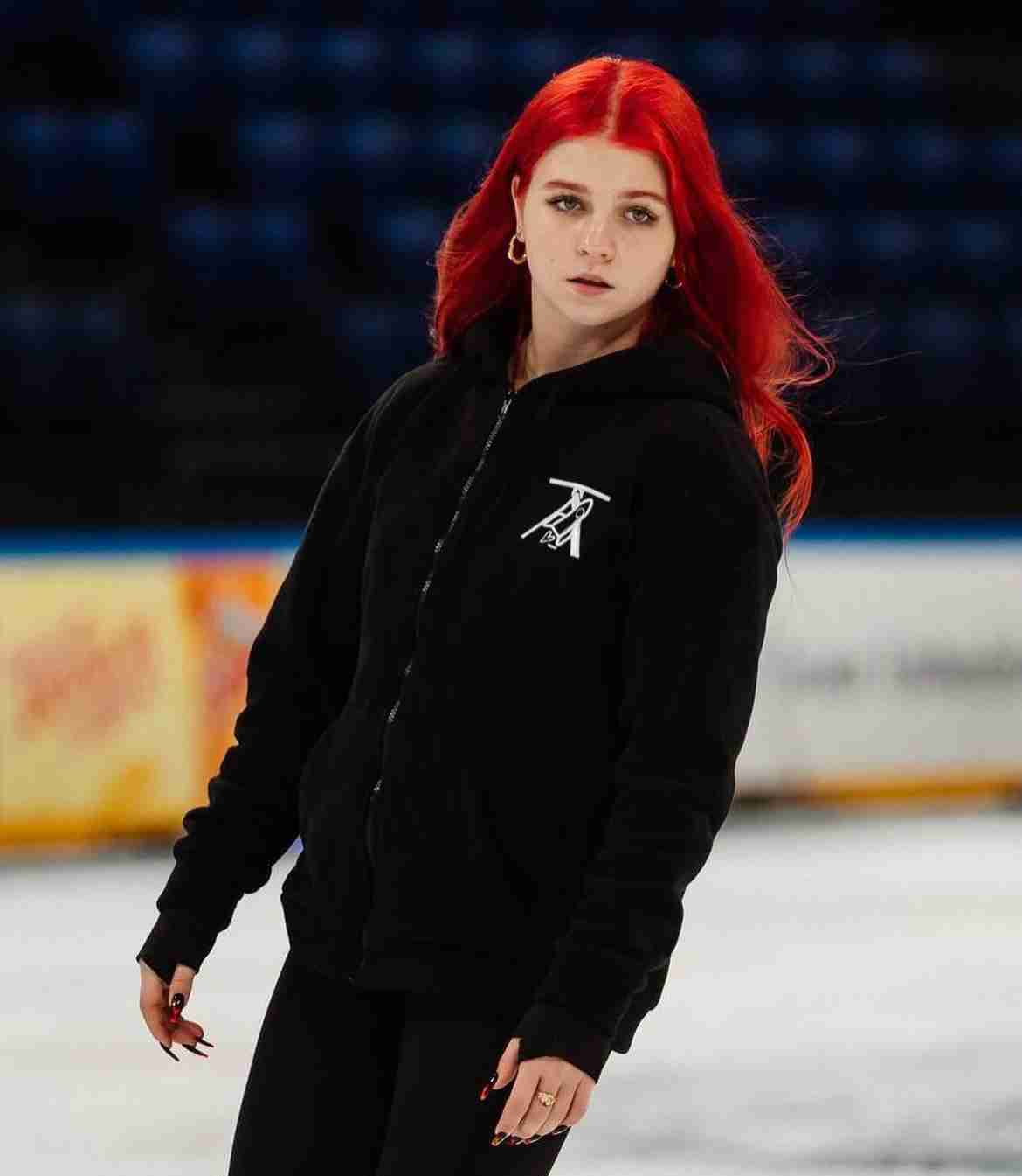 「めっちゃ大人っぽくなってる!」五輪大騒動の露フィギュア美女が衝撃変貌 金髪ショートカットで大胆黒ドレス着こなす姿に「なんて美人に」
