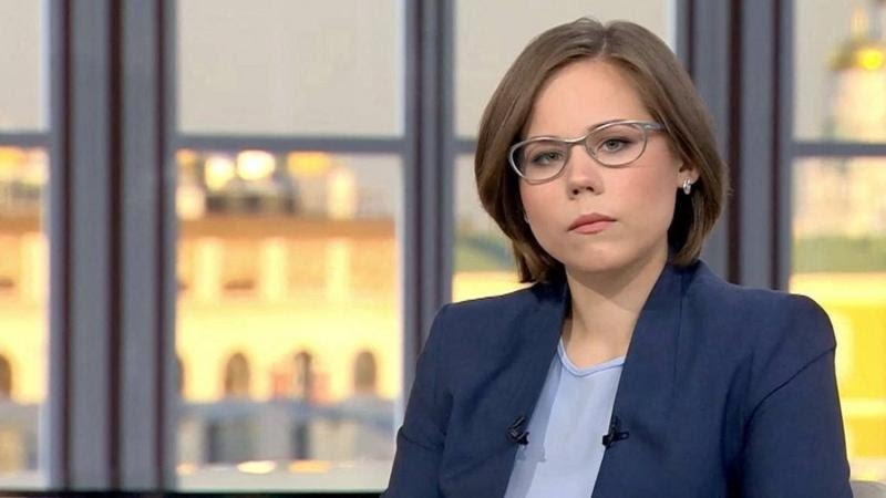 「めっちゃ大人っぽくなってる!」五輪大騒動の露フィギュア美女が衝撃変貌 金髪ショートカットで大胆黒ドレス着こなす姿に「なんて美人に」