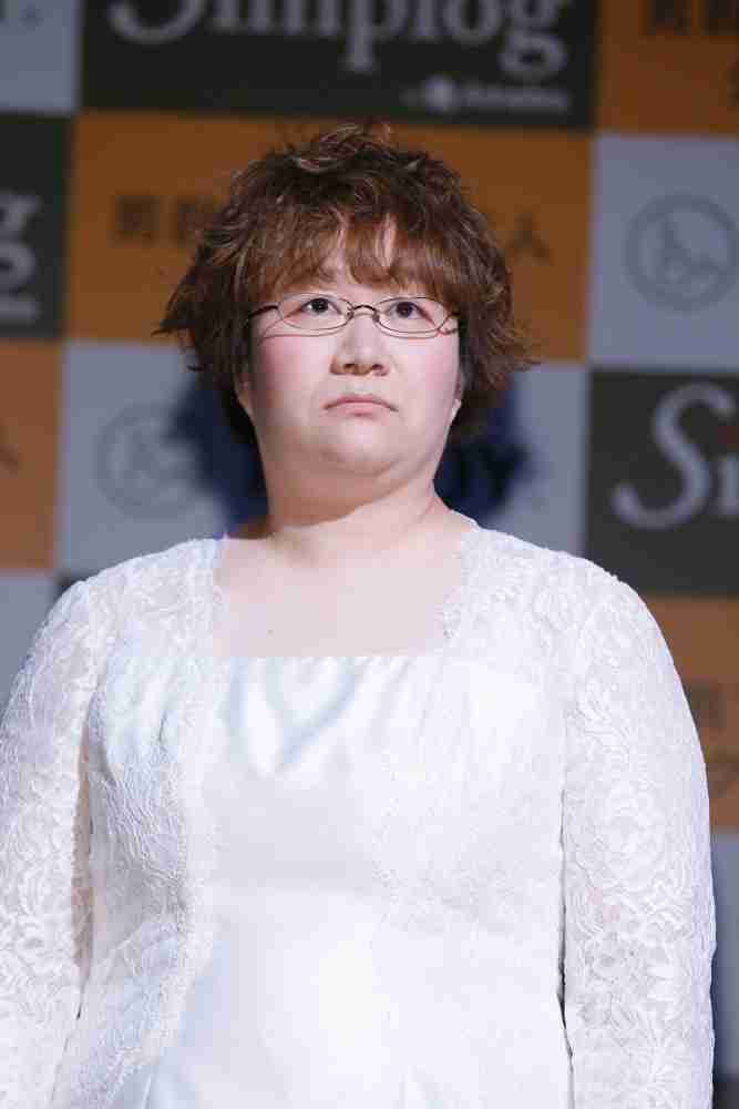 「めっちゃ大人っぽくなってる!」五輪大騒動の露フィギュア美女が衝撃変貌 金髪ショートカットで大胆黒ドレス着こなす姿に「なんて美人に」
