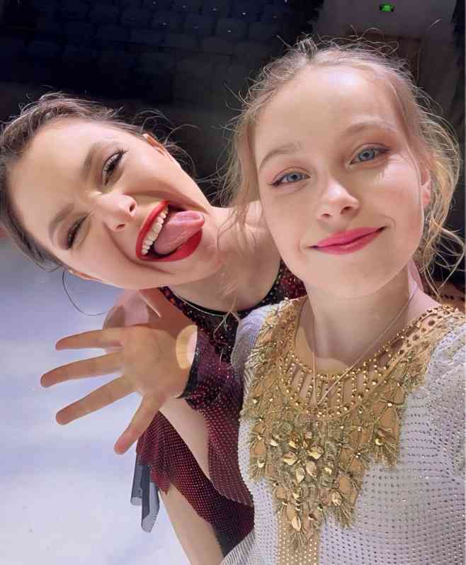 「めっちゃ大人っぽくなってる!」五輪大騒動の露フィギュア美女が衝撃変貌 金髪ショートカットで大胆黒ドレス着こなす姿に「なんて美人に」