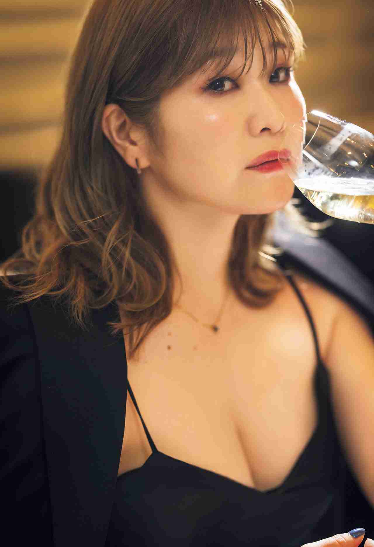 迷える婚活女子「“谷間”を出したらモテるのか…?」 露出は《魅力的》?《下品》? 男女それぞれの意見とは