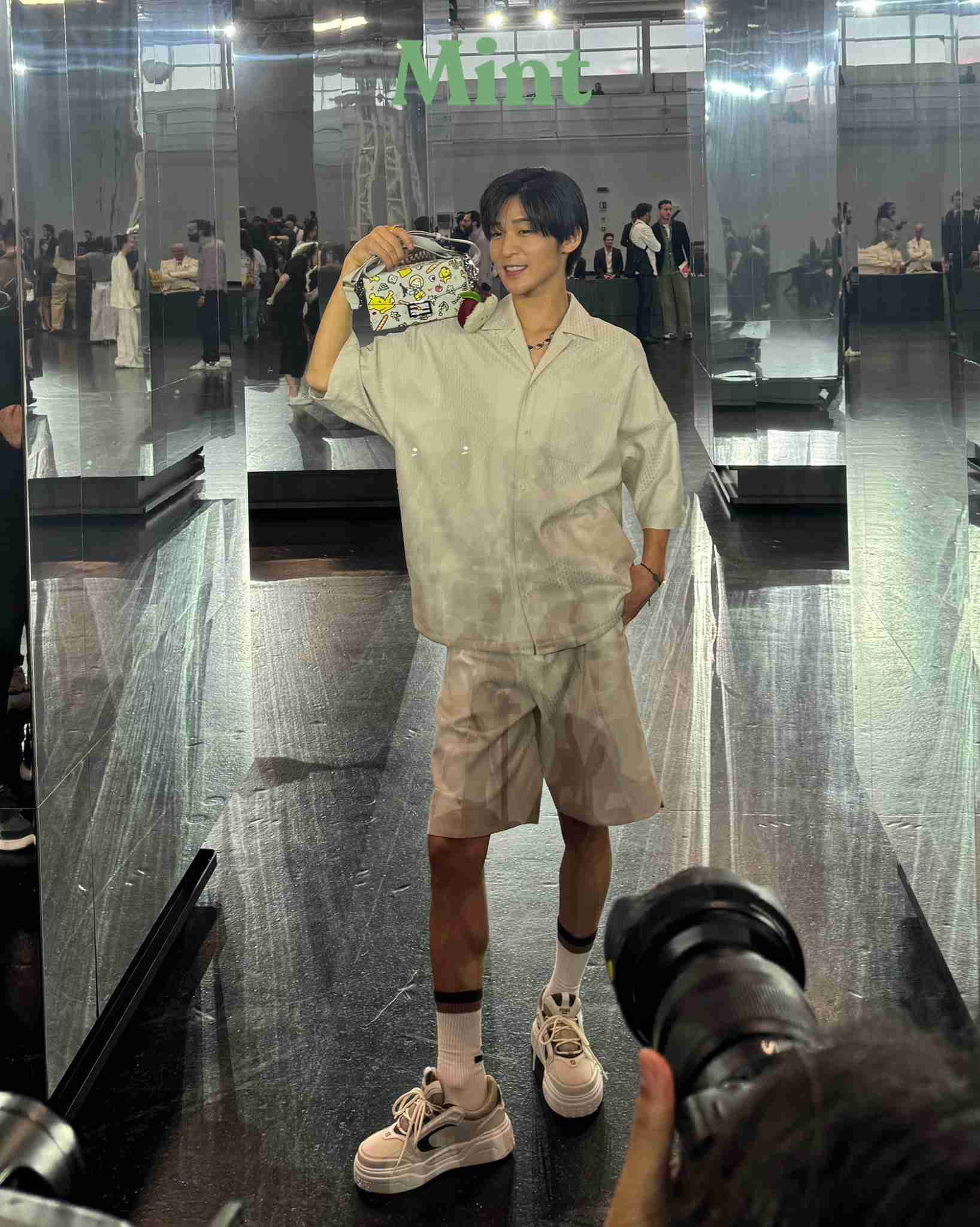目黒蓮、フェンディトータルルックをまといミラノへ発つ　オニギリ型ミニバッグで遊び心あるスタイル披露