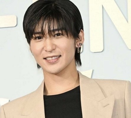 目黒蓮、フェンディトータルルックをまといミラノへ発つ　オニギリ型ミニバッグで遊び心あるスタイル披露