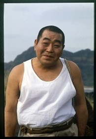 目黒蓮、フェンディトータルルックをまといミラノへ発つ　オニギリ型ミニバッグで遊び心あるスタイル披露