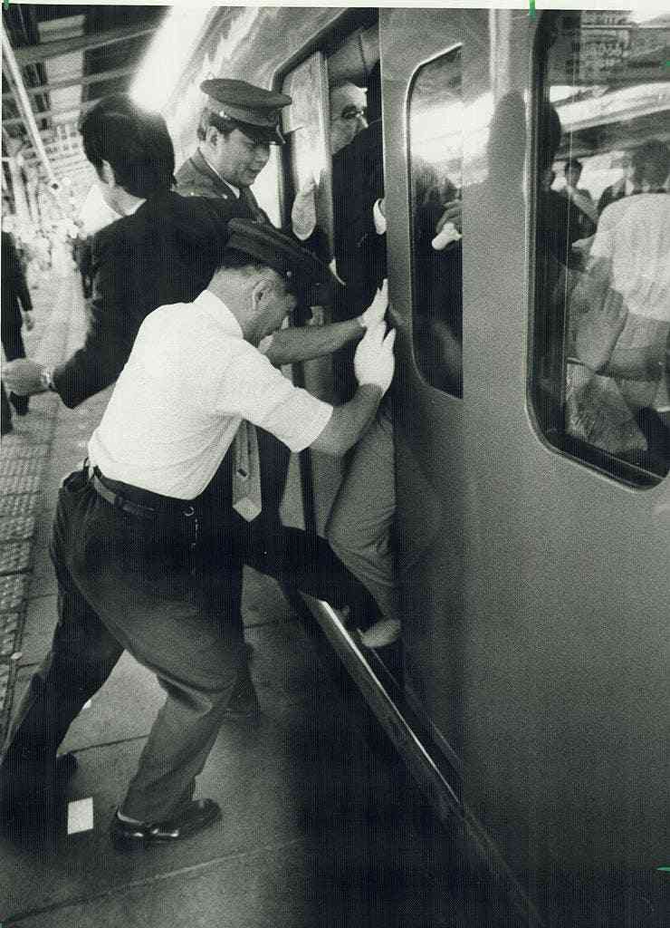 電車に座ってるとき、目の前に男性が立ってるのが苦手