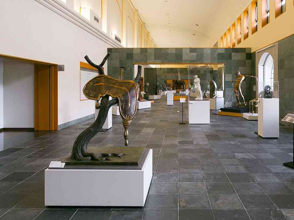 ダリのあの有名な絵画の実物が想像を裏切る小ささでびっくり「そんなに!?」「これは美術館あるある」