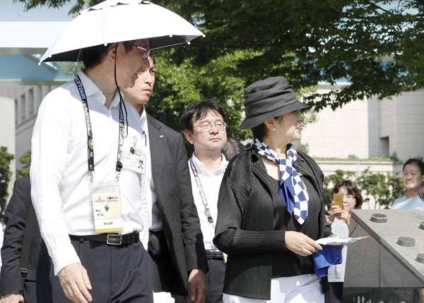 おじさんの「メンズ日傘」に賛否両論、猛暑で汗だくでも我慢する否定派の言い分が“昭和時代”すぎた