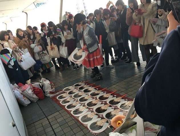 「ホロライブ」イベントでファンの行動が物議…「ぬいぐるみをひろげたりパネルに土下座したりしないでね」とタレントが注意喚起