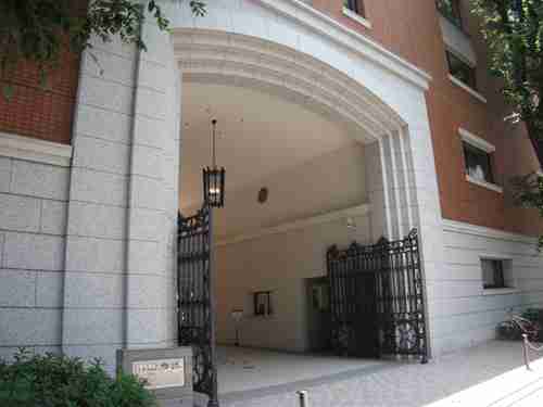 女子大生を逮捕…両手に“はさみ”持ち、小学校に乱入　「子どもを怖がらせようと思ったが、かわいそうなので、大人を怖がらせようかと」と語った22歳