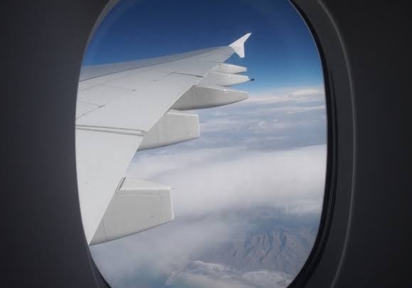 飛行機や新幹線の日除けの開閉は窓側の人の権利ですよね？