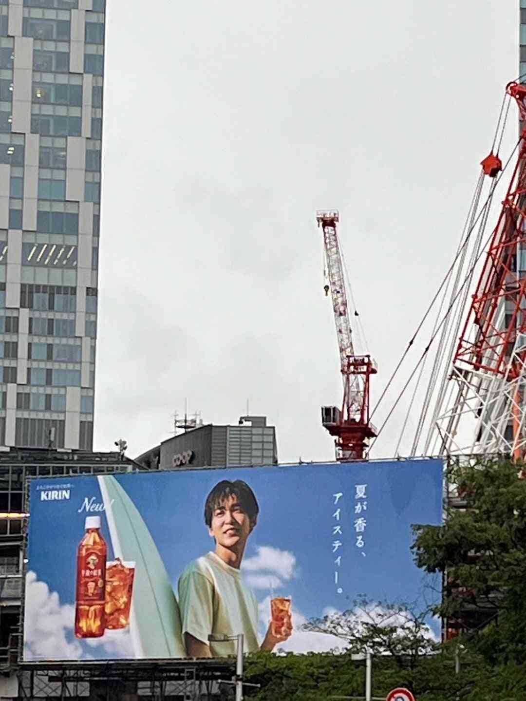 目黒蓮、存在感あふれるFENDI新作バッグを着用 リンゴモチーフでユニークな着こなし