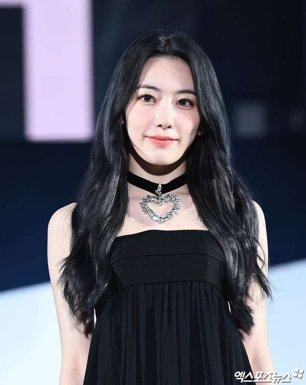 松井珠理奈、6年ぶり「週プレ」登場 水着姿で美ボディ輝く