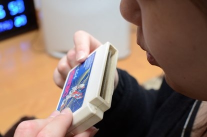 レトロな雰囲気がたまらない　ミニチュアで再現した「昭和のゲーム部屋」が懐かしすぎる
