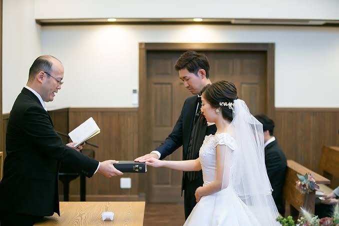 結婚式は「外国人牧師」のはずが…　当日「高齢の日本人男性」が担当　花嫁「台無しにされた」と憤り