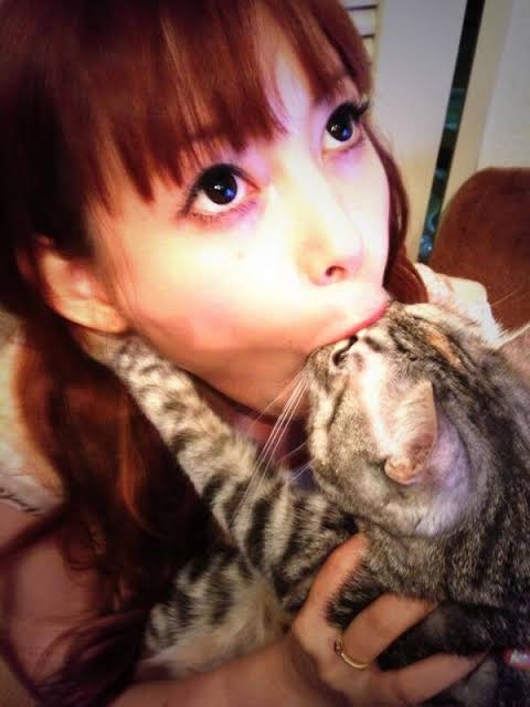 【ペット】愛情表現の1つ「犬吸い」「猫吸い」は危険? ペットの犬や猫の体に鼻先をうずめて大きく息を吸う行為に潜む“健康リスク”を専門家が指摘
