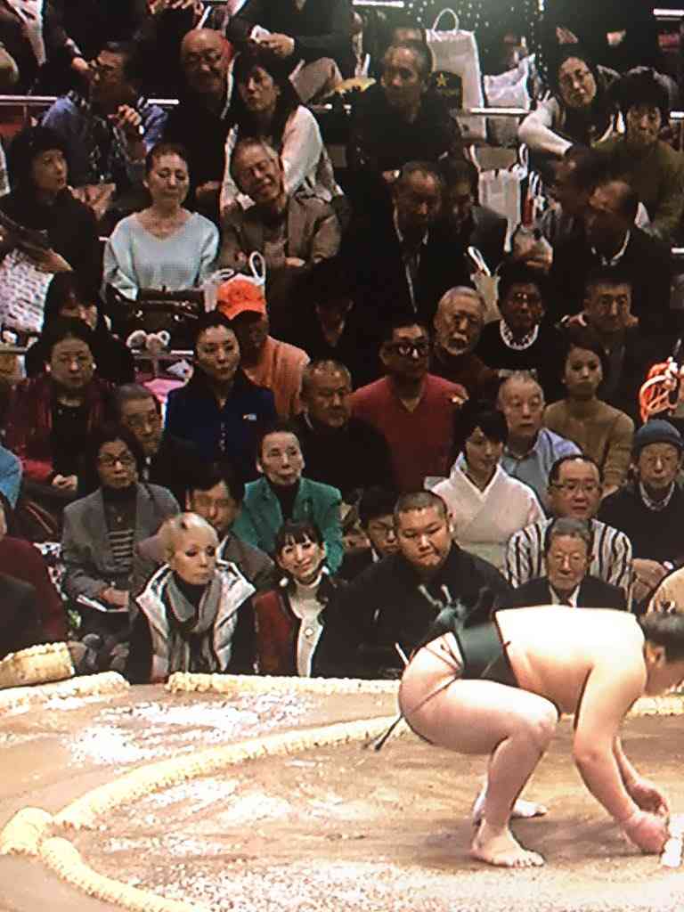 「気になって相撲に集中できないw」　大相撲中継で目立つ場所に何度も映った“戦国武将”に騒然