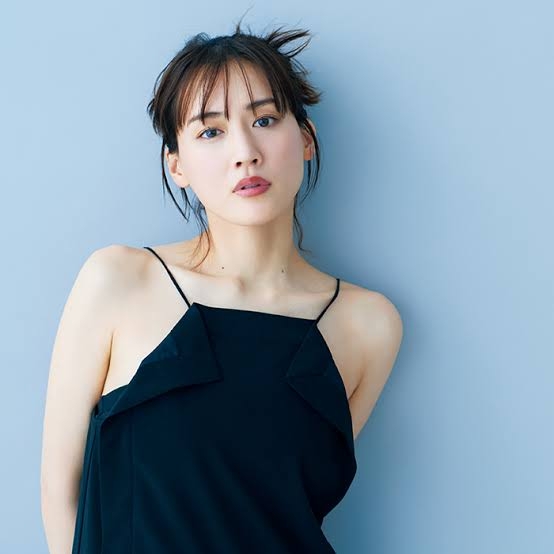 綾瀬はるか、大ボリュームのベスト写真集 “らしさ”あふれるコメントも【全文掲載】