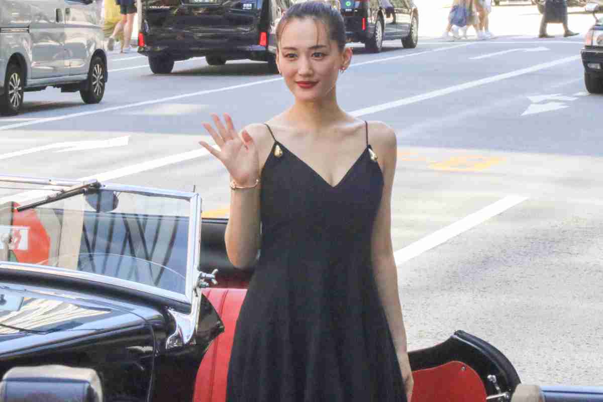 綾瀬はるか、大ボリュームのベスト写真集 “らしさ”あふれるコメントも【全文掲載】