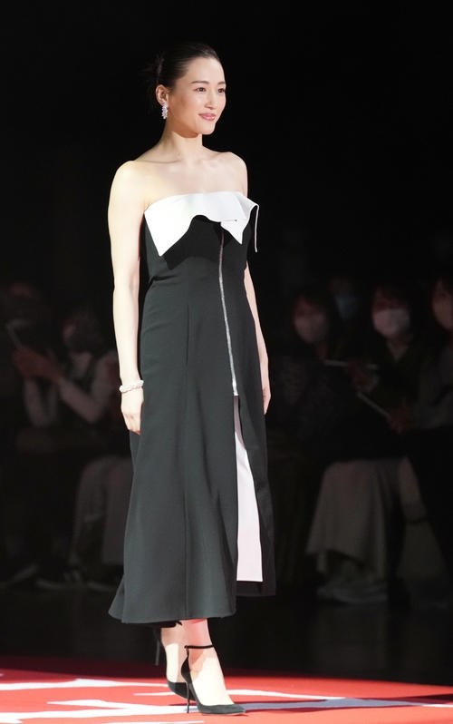 綾瀬はるか、大ボリュームのベスト写真集 “らしさ”あふれるコメントも【全文掲載】