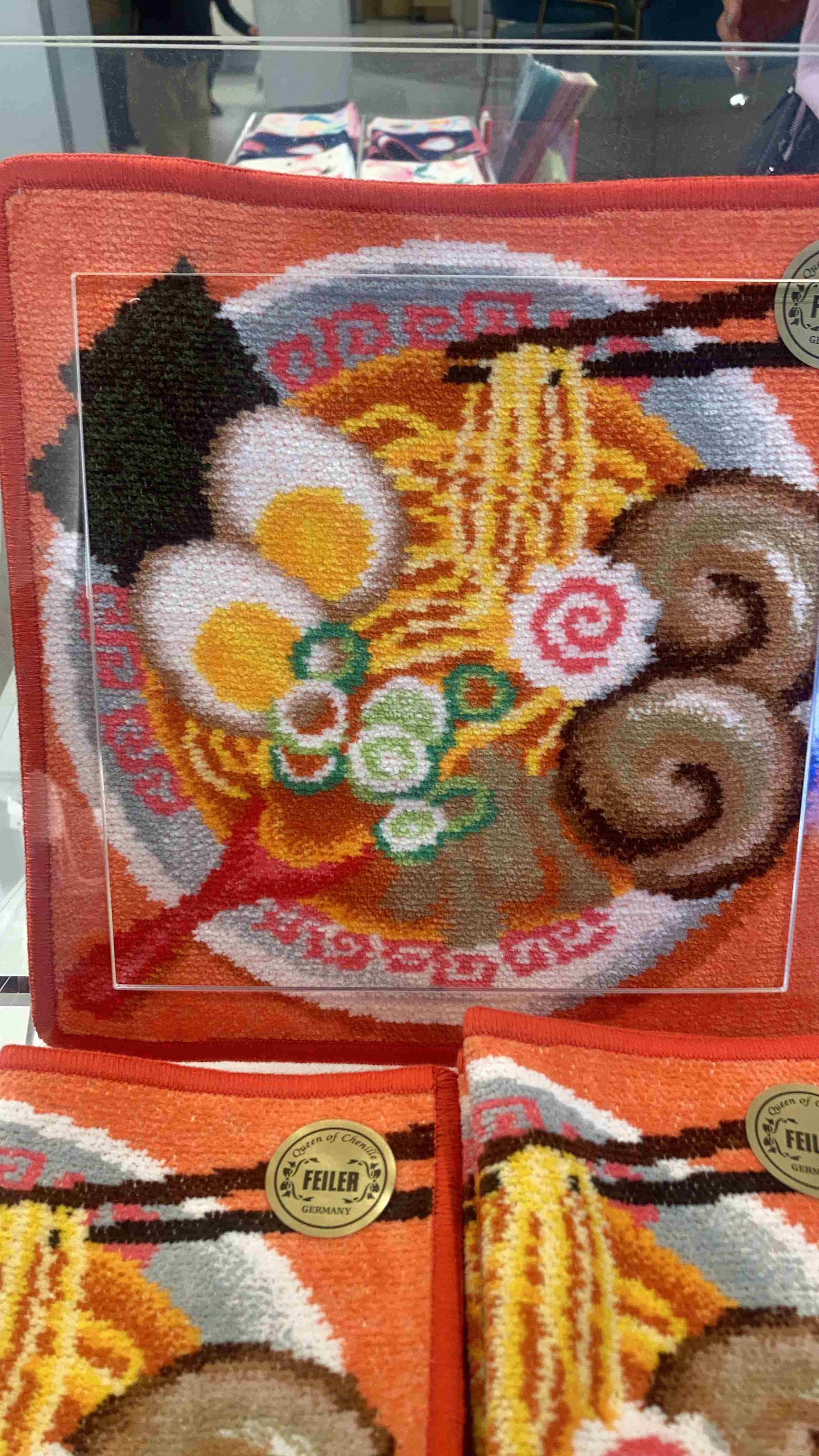 【ハンカチ】みんなの持ってるフェイラー見せて【ポーチ】