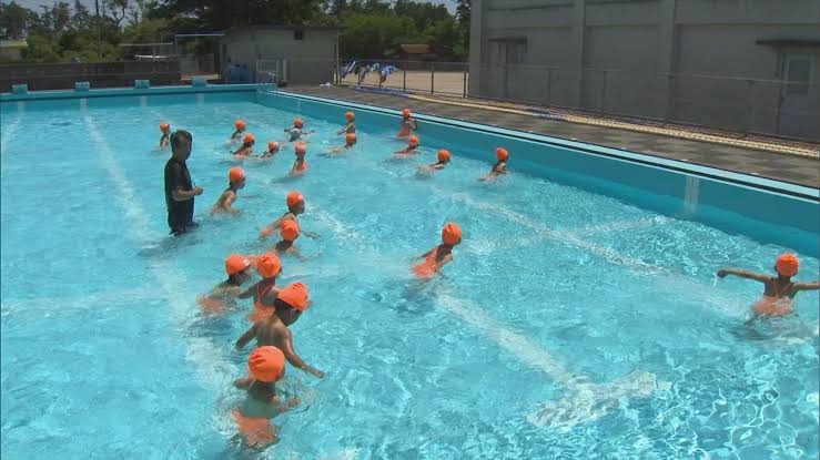 水泳の授業中に小学生が溺れて死亡…中学校のプールを借りての授業中（高知）