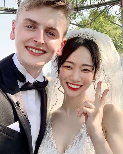 ニコラス・ケイジ、日本人妻とラブラブ！新作映画のプレミアにも手つなぎ登場