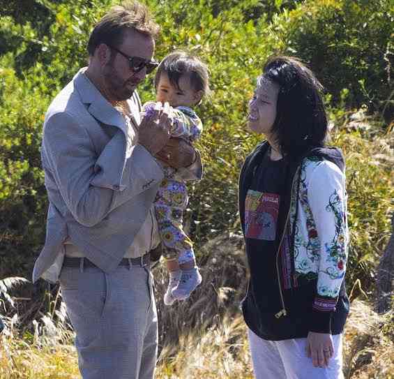 ニコラス・ケイジ、日本人妻とラブラブ！新作映画のプレミアにも手つなぎ登場