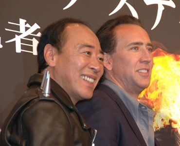 ニコラス・ケイジ、日本人妻とラブラブ！新作映画のプレミアにも手つなぎ登場