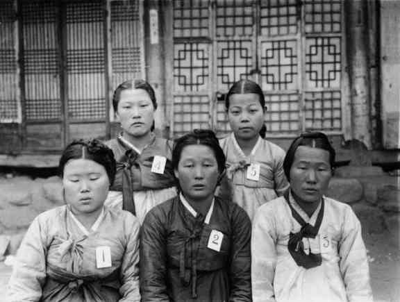 ニコラス・ケイジ、日本人妻とラブラブ！新作映画のプレミアにも手つなぎ登場