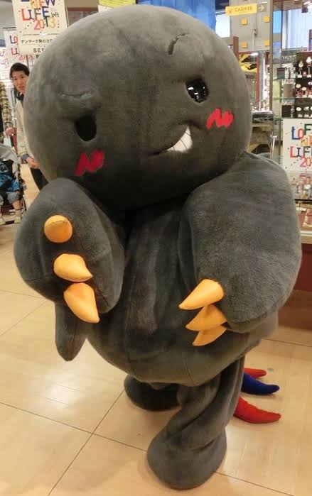 兵庫県知事の声が流れる自販機、パワハラ問題で「気色悪い」の声　県立高校にも設置、なぜ導入されたのか