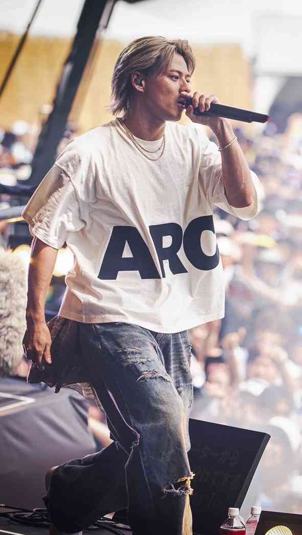 Tシャツとジーンズ姿がかっこいい画像が見たい