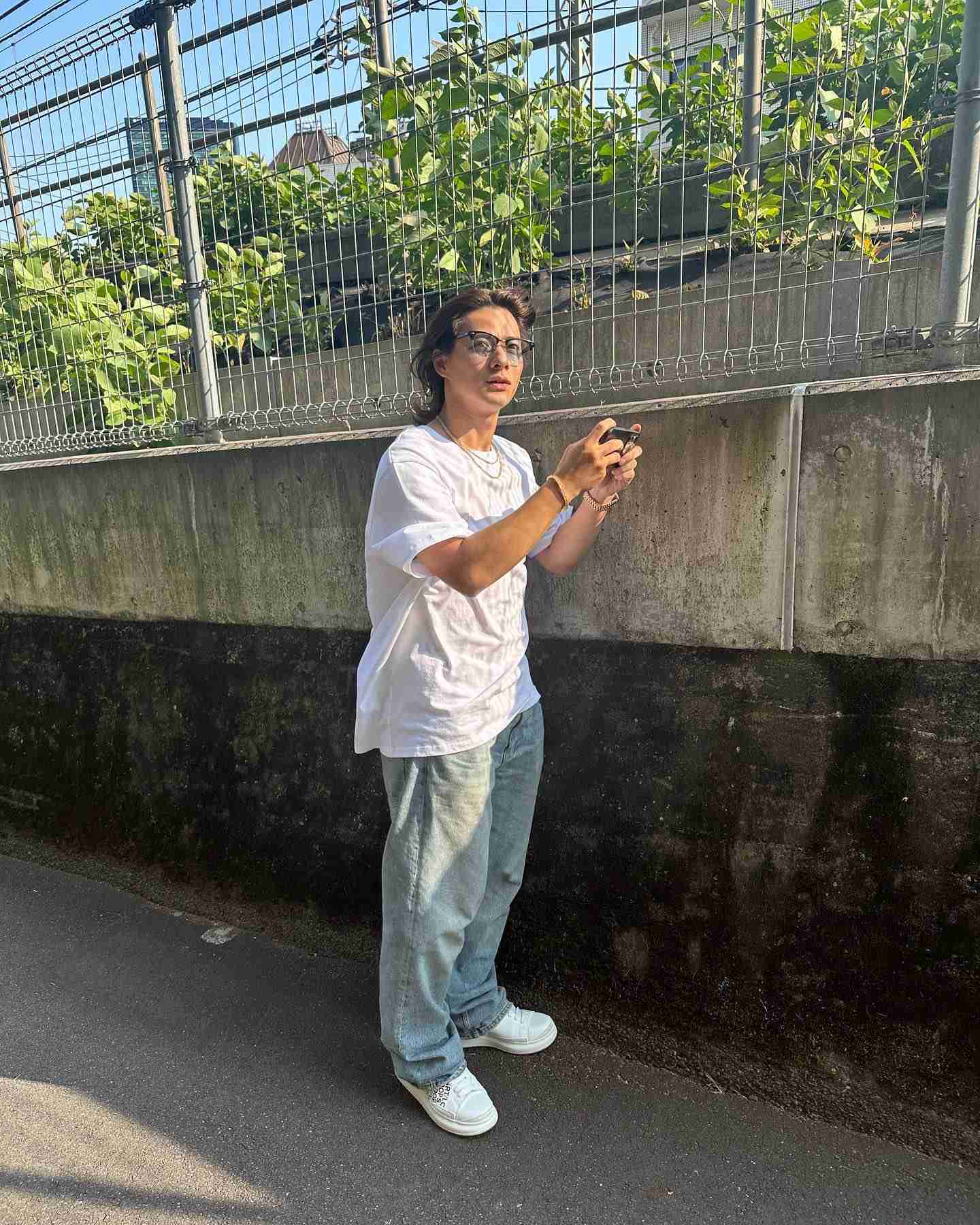Tシャツとジーンズ姿がかっこいい画像が見たい