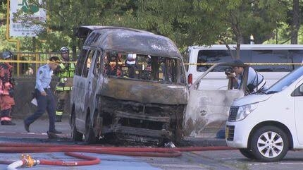 「車も女性も火だるま」　全焼した介護施設の送迎車　走行中にエアコン吹き出し口から白煙　停車した後に炎上　重体の56歳女性は101歳女性を救助した際に大やけどか